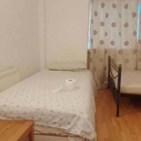 Private Rooms In 3 Bedroom Flat!! Londres Extérieur photo