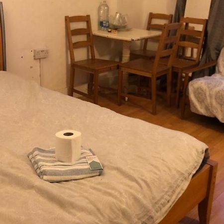 Private Rooms In 3 Bedroom Flat!! Londres Extérieur photo