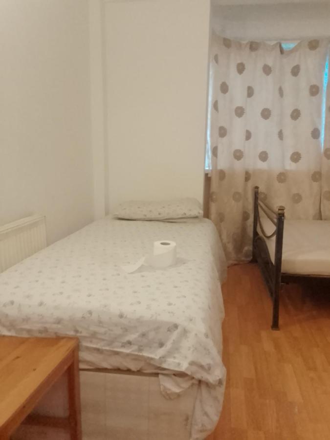 Private Rooms In 3 Bedroom Flat!! Londres Extérieur photo