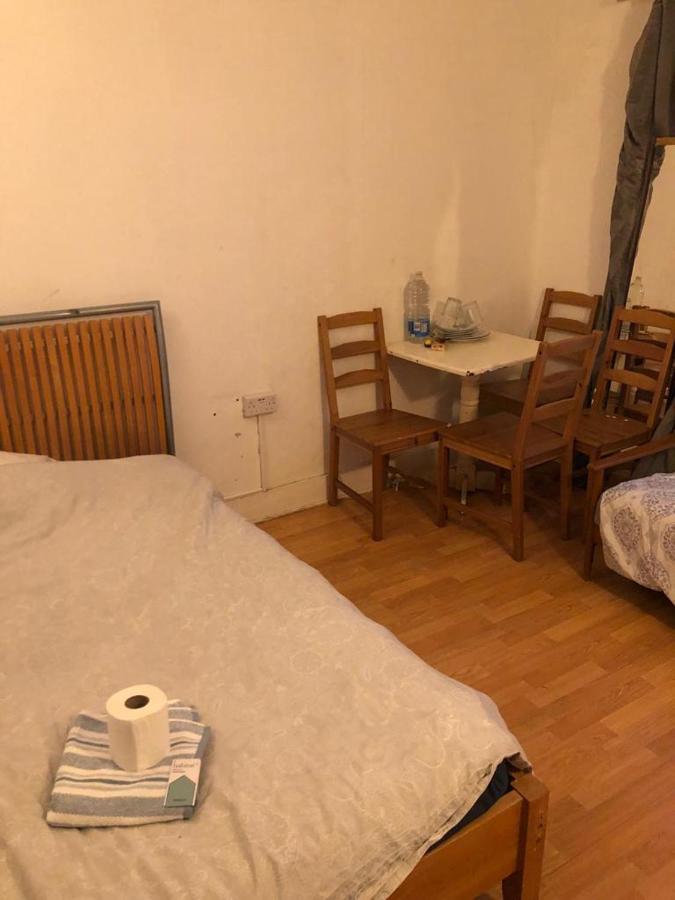 Private Rooms In 3 Bedroom Flat!! Londres Extérieur photo