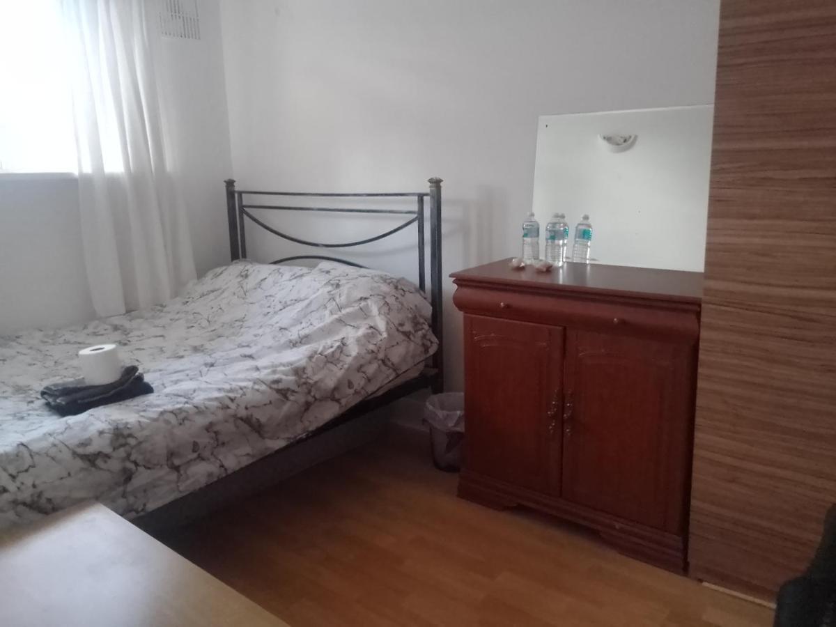 Private Rooms In 3 Bedroom Flat!! Londres Extérieur photo