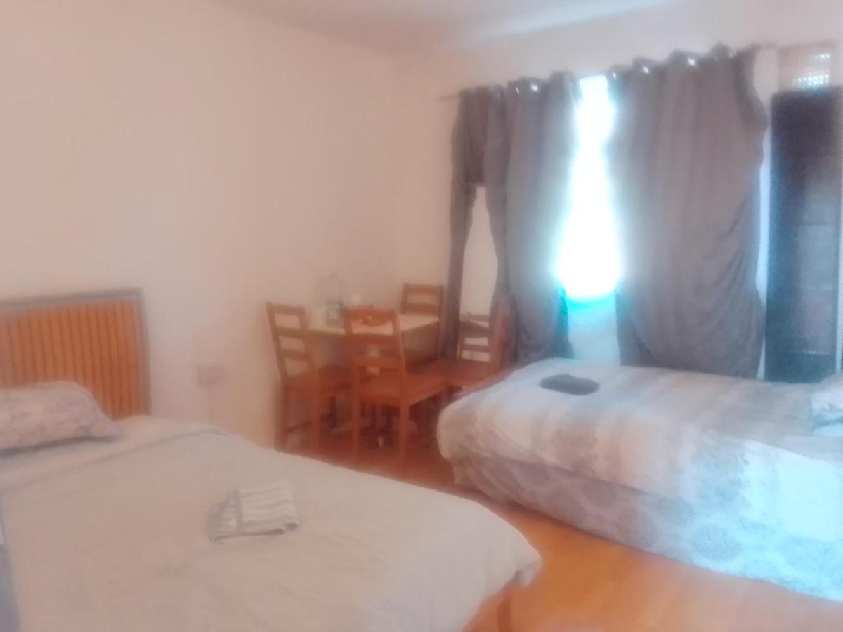 Private Rooms In 3 Bedroom Flat!! Londres Extérieur photo